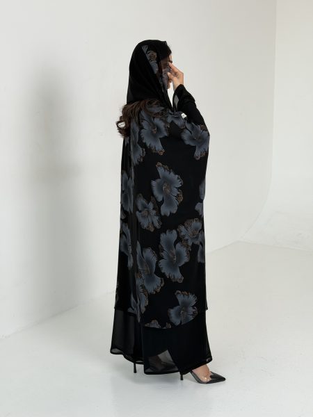 climbing roses in grey